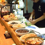 Gochisouya Kashinoki - ずらり並ぶ食材やおばんざいを目で見て選ぶのも楽しい。カウンター席は料理人との会話も楽しめる
