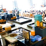 唐戸市場 活きいき馬関街 - ２階から見た市場の様子。養殖のふくの水槽がいっぱい。10月だと養殖のようです。天然は11月〜だとか。
      