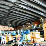 唐戸市場 活きいき馬関街 - 人がいっぱい。２階にもお店があります。
      