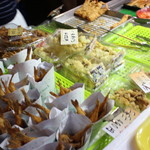 唐戸市場 活きいき馬関街 - 唐揚げなども種類が多いです。
      