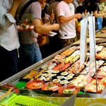 唐戸市場 活きいき馬関街 - 欲しいお寿司をタッパに入れて行きます。
      