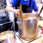 唐戸市場 活きいき馬関街 - 具材が分けられており、公平によそってくれます。