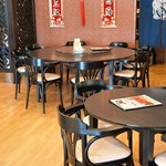 中国料理 富美 - 座った席から見た南側店内、奥には大きな丸テーブルがあります