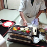 旅館大橋 - ステーキを焼いてます