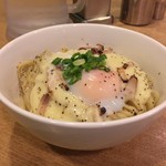 カーザ ルカ - カルボナーラ風つけ麺の麺。特製ズーチークリームがブチまけろ！ #BCMKR! とばかりにのせられ、そこに温玉と黒胡椒。大盛りはさすがのボリューム