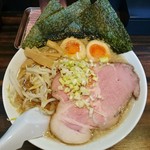 らーめん 稲荷屋 - 醤油背脂ラーメン　750円