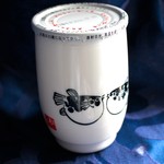 唐戸市場 活きいき馬関街 - こちらで、ふくのひれ酒500円を3つ買いました。宴会隊長を勤めるライダー仲間などのお土産です。ゆのみとして後で使えるのはいいですね！　私のことを親分としたって、飲み会を設定してくれるんでこのぐらいはしないと。