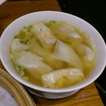 鼎泰豊 - えびと豚肉入りワンタンスープです。(2016年8月)