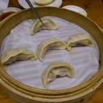 鼎泰豊 - えびと豚肉入り蒸し餃子(5個)です。(2016年8月)