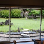 Kappou Hishiya - 窓から御庭が一望できます