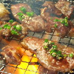 ホルモン焼肉 伝 - 七輪で豪快に焼きあげます。余計な脂も落ちてヘルシーに頂けます。