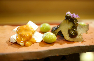 Hiro saku - 生松茸（岩手県）と海胆醤油、銀杏、鮑と肝