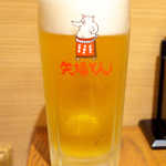 Nagoya Meibutsu Misokatsu Yabaton - 生ビール（ジョッキ￥648）。ぶーちゃんがバッチリ、決めポー