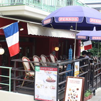 ビストロ・カフェ・ド・パリ - 外からお店　