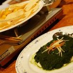 クンビラ - ひよこ豆の自家製チップスとジャガ芋の香辛料和え、豆腐パルンゴ(豆腐とホウレン草の料理)