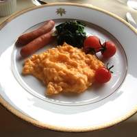 メインダイニングルーム - 朝食のスクランブルエッグ