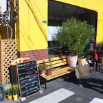 ビストロ ア ラ ドゥマンド - 幸せの黄色い壁が目印です