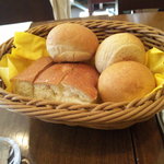 ビストロ ア ラ ドゥマンド - パンは２種類です