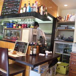 ビストロ ア ラ ドゥマンド - カウンターとテーブル数席と、店内はこぢんまり