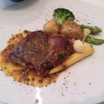 ビストロ ア ラ ドゥマンド - オーストラリアビーフのステーキ マスタードソースでございます