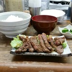 さかえや - 塩胡椒と醬油の濃い味付け