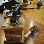 珈琲 森の時計 - 自分でミルで豆を挽かせてくれます