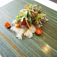 ラ ヴィオレッタ - 三河産天然平目のカルパッチョ、アンチョビと野生オレガノのソース