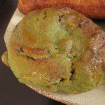 パン屋航路 - 抹茶と黒豆のベーグル 205円　(2016.9)