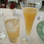 レストラン タテル ヨシノ 銀座 - 2010/11　左=ジンジャーエール(１０００円位)。右=グレープフルーツジュース(１０００円位)。