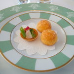 レストラン タテル ヨシノ 銀座 - 2010/11　野菜のタルトとチーズのグジェール(正式名称は不明)。