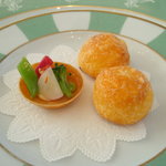 レストラン タテル ヨシノ 銀座 - 2010/11　野菜のタルトとチーズのグジェール(正式名称は不明)。