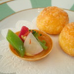 レストラン タテル ヨシノ 銀座 - 2010/11　野菜のタルトとチーズのグジェール(正式名称は不明)。