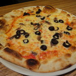 マイアミガーデン - オリーブとアンチョビのピザ