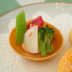 レストラン タテル ヨシノ 銀座 - 2010/11　野菜のタルトとチーズのグジェール(正式名称は不明)。