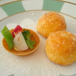 レストラン タテル ヨシノ 銀座 - 2010/11　野菜のタルトとチーズのグジェール(正式名称は不明)。