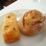 レストラン タテル ヨシノ 銀座 - 2010/11　パン(フォカッチャとライ麦パン)。