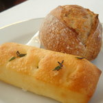 レストラン タテル ヨシノ 銀座 - 2010/11　パン(フォカッチャとライ麦パン)。