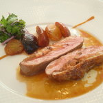レストラン タテル ヨシノ 銀座 - 2010/11　フランス産仔鴨のロティ　旬の果実のキャラメリゼ。