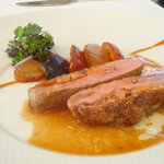 レストラン タテル ヨシノ 銀座 - 2010/11　フランス産仔鴨のロティ　旬の果実のキャラメリゼ。