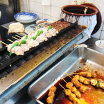 寿々木屋商店 - 焼き台と、秘伝のタレが入った瓶（奥）