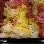 円座 - ローストビーフとご飯の間に敷かれた天かす