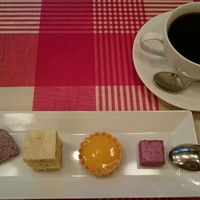 ブラッスリー エディブル - デザート盛合せとコーヒー