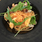 青いナポリ - トマトソースのパスタ