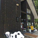 松ぼっくり - 外観…入り口では牛さんがお出迎え♪