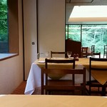 Continental Room - 外には自然豊かな景色が