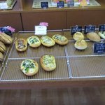 パン工房 ふるる - 店内は木目の活かした作りになって出来たてのパンが並んでます。