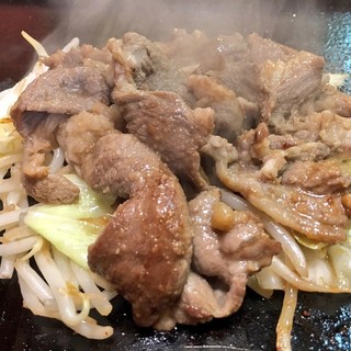 鈴蘭苑自家製秘伝の焼き肉ダレでご賞味くださいませ。