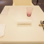 メイユー アヴニール ア トウキョウ - 店内のテーブル席の風景です