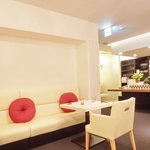 メイユー アヴニール ア トウキョウ - 店内のテーブル席の風景です