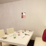 メイユー アヴニール ア トウキョウ - 店内のテーブル席の風景です